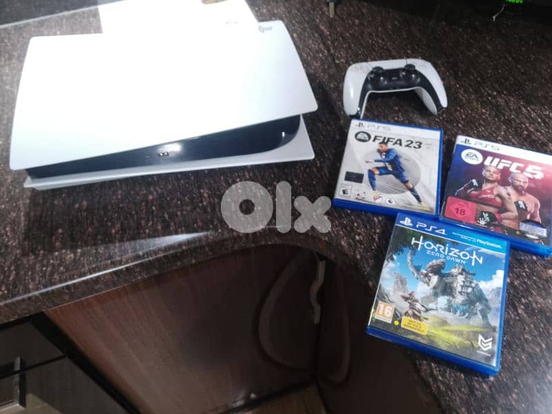 Ps5 with 4 cd's and a controller 2