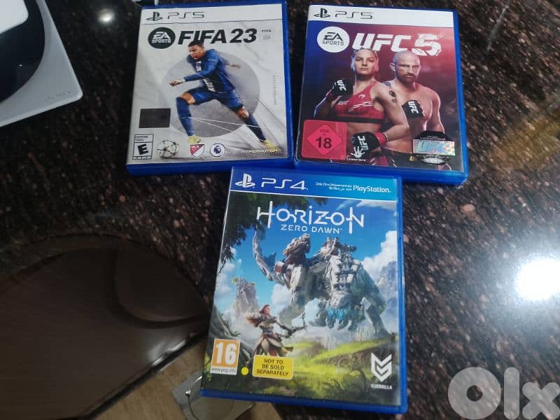 Ps5 with 4 cd and a controller 0