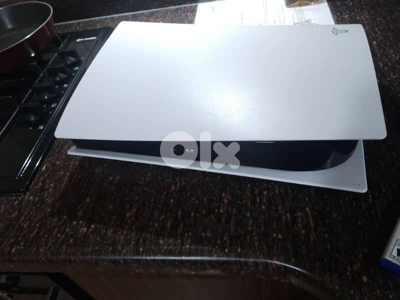 Ps5 with 4 cd and a controller 1