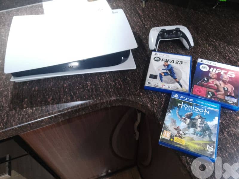 Ps5 with 4 cd and a controller 2