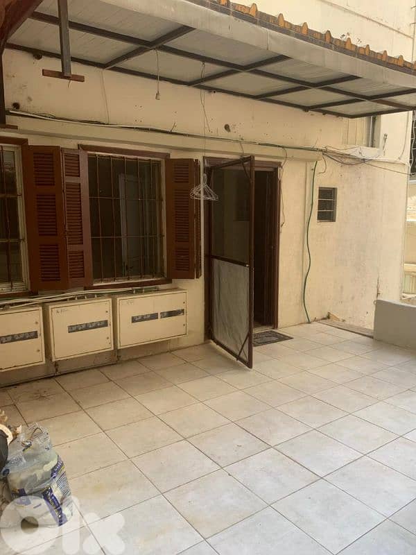 شقة للإيجار في الأشرفية جنب مستشفى الروم ٤٠٠ دولار 0