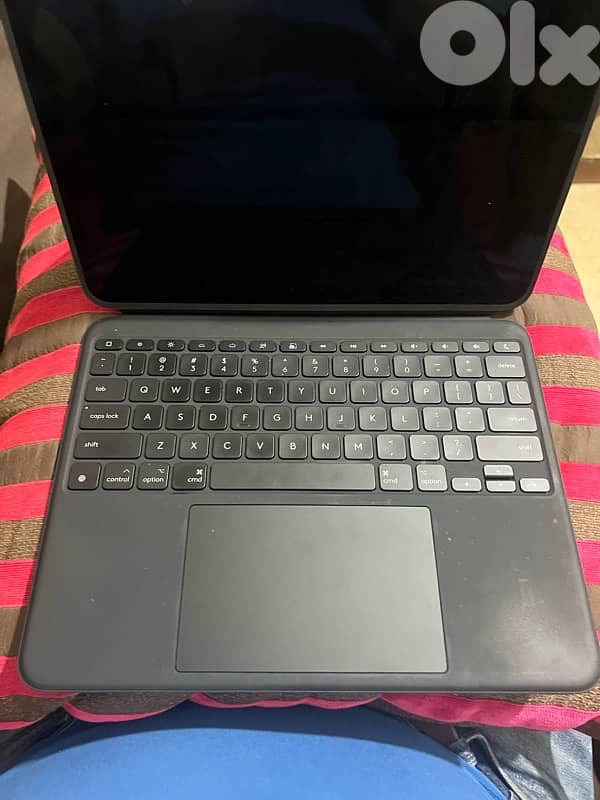 Logitech Combo touch for iPad m4 pro 13 0