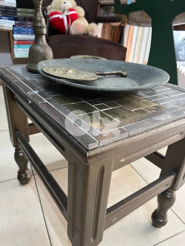 ANTIQUE SIDE TABLE 0