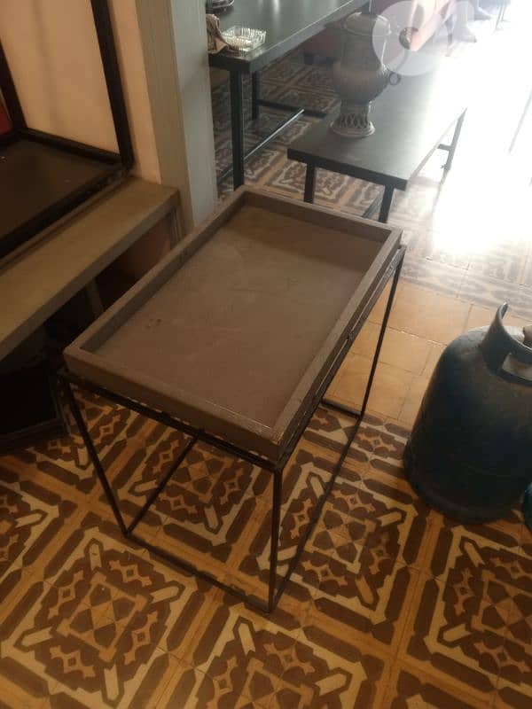 table with removable trayطاولة بإطار حديد وصينية خشب قابلة للفصل 0