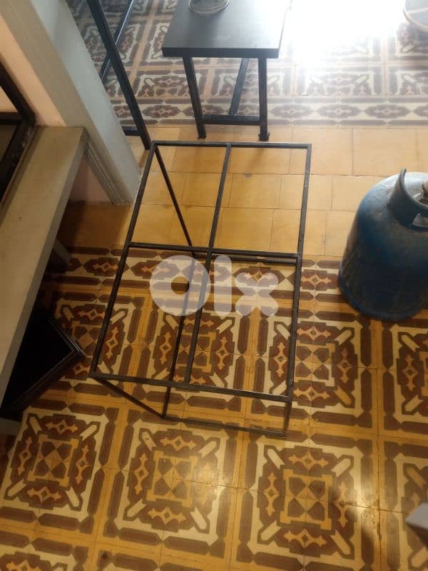 table with removable trayطاولة بإطار حديد وصينية خشب قابلة للفصل 1