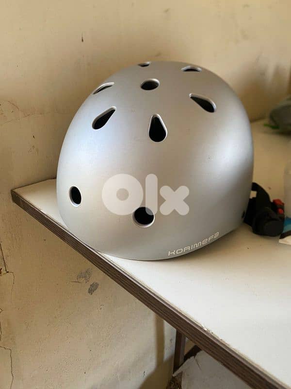 bicycle seat and helment 0