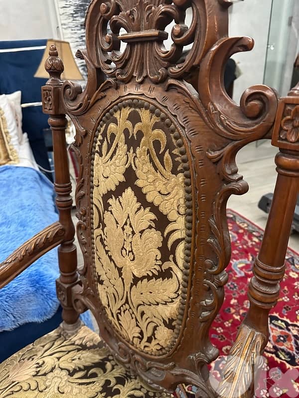 arm chair auntique and table 9