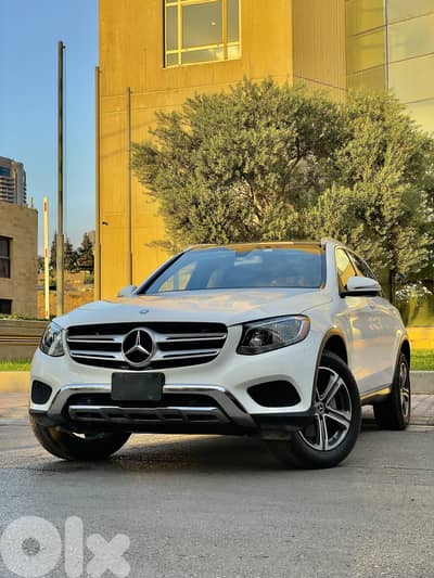 2017 Mercedes GLC300- CLEAN CARFAX - 50,000 MILES