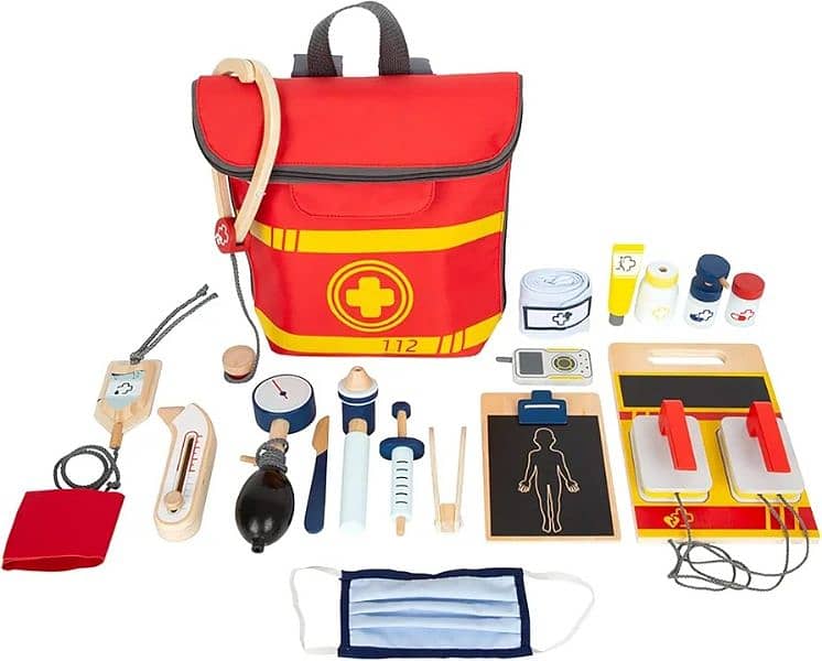 smallfoot-wooden emergency doctor's kit 0