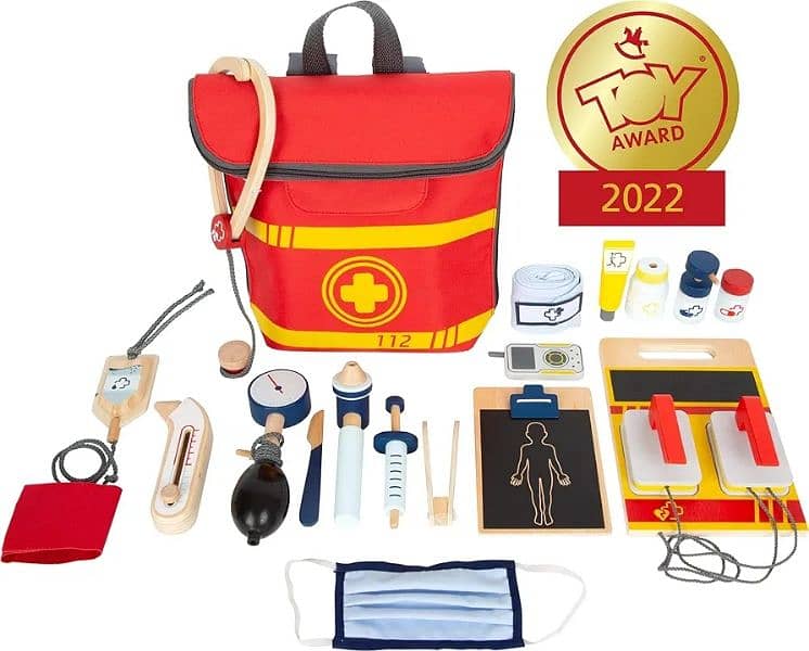 smallfoot-wooden emergency doctor's kit 4