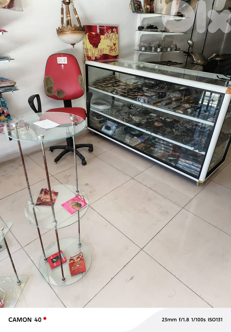 Cause départ je vends tout rien doit rester dans le magasin le vidé 9