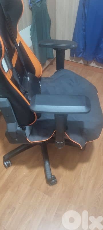 COUGAR GAMING CHAIR BARGAIN PRICE 40 $ 4