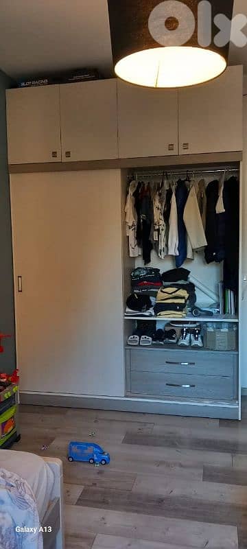Full bedroom set. Very Good Condition! 6