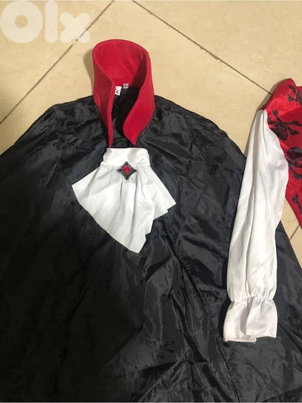 للبيع تياب  للبربارة  Halloween custome vampire , peter pen 4