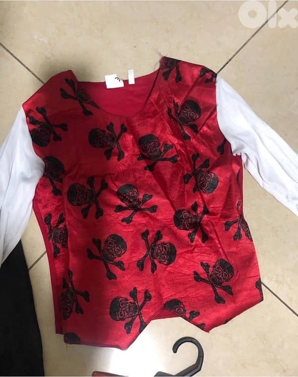 للبيع تياب  للبربارة  Halloween custome vampire , peter pen 5