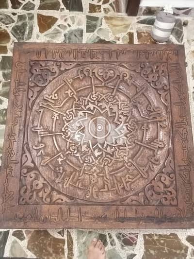 طاولة خشب قديمة كتير