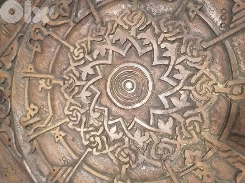 طاولة خشب قديمة كتير 3