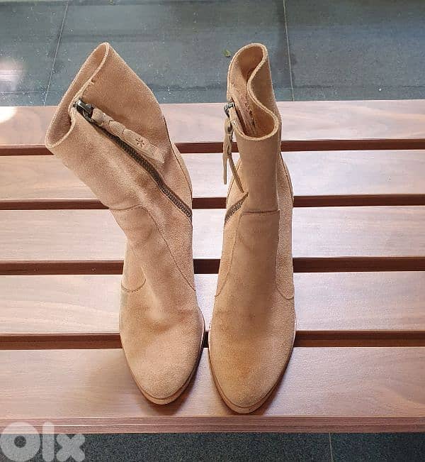 Splendid original real leather like new only 8$ b ashrafiye 03723895 2