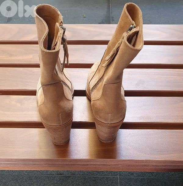 Splendid original real leather like new only 8$ b ashrafiye 03723895 3