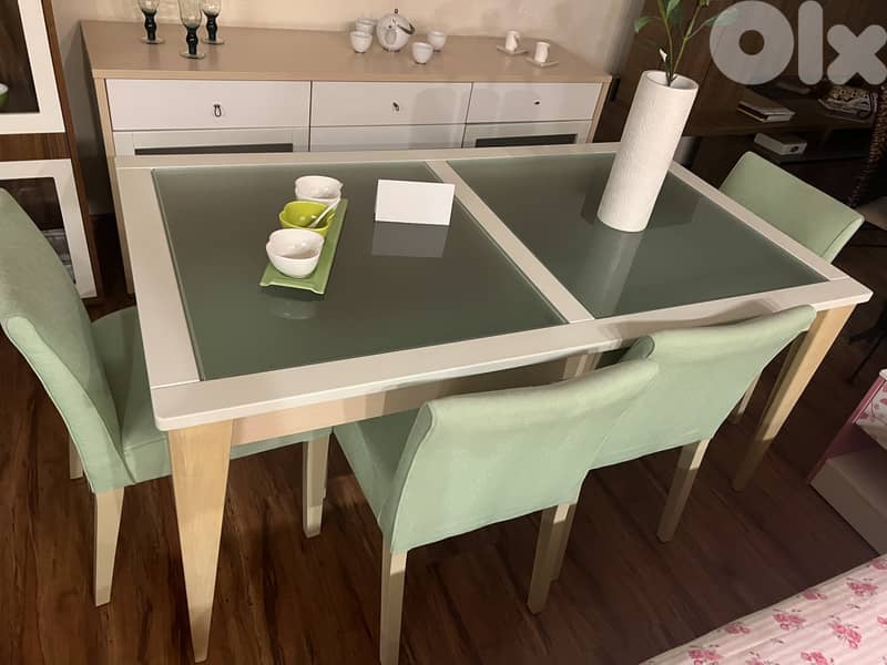 Dining table 0