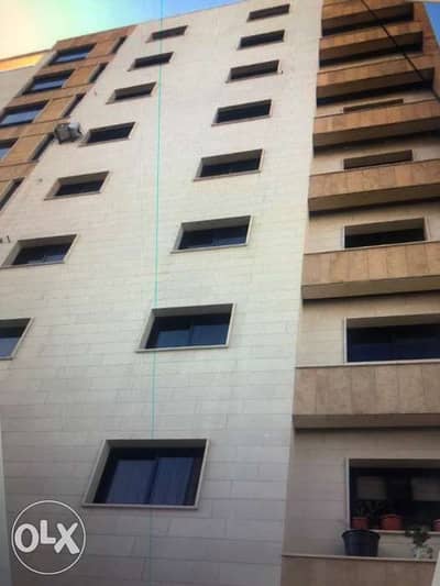 شقة للاجار في عين الرمانة قرب الاخلاص