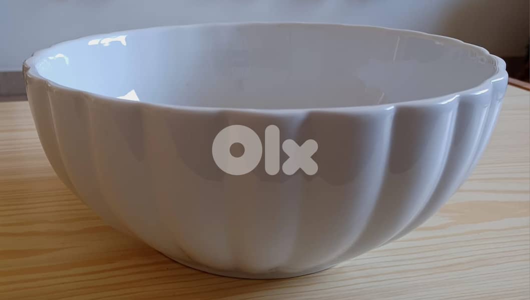 White ceramic fluted salad bowl 0