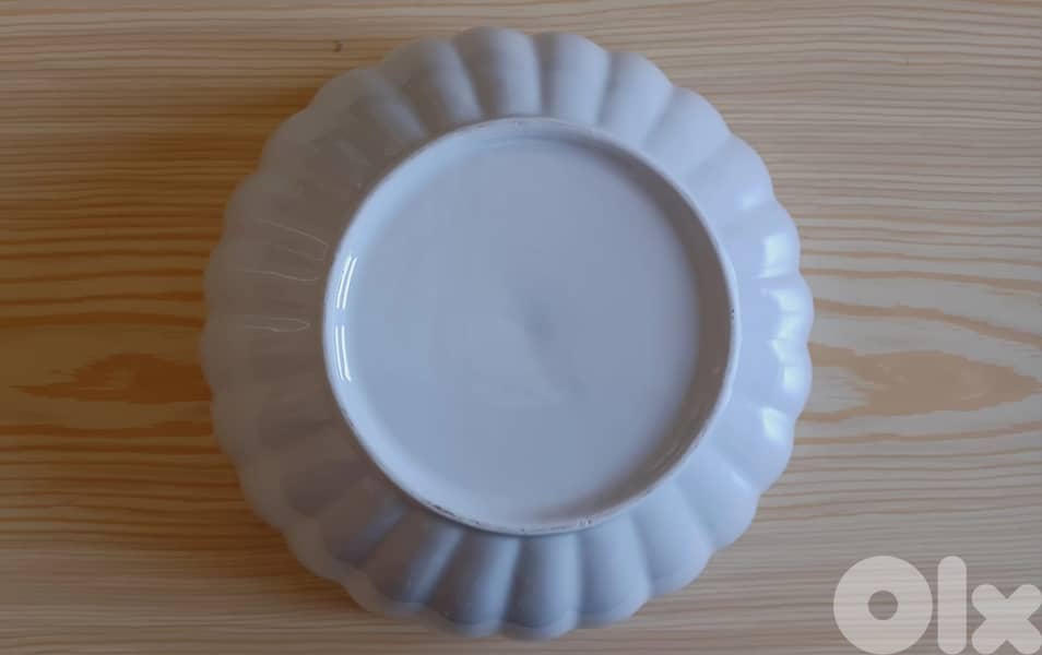 White ceramic fluted salad bowl 1