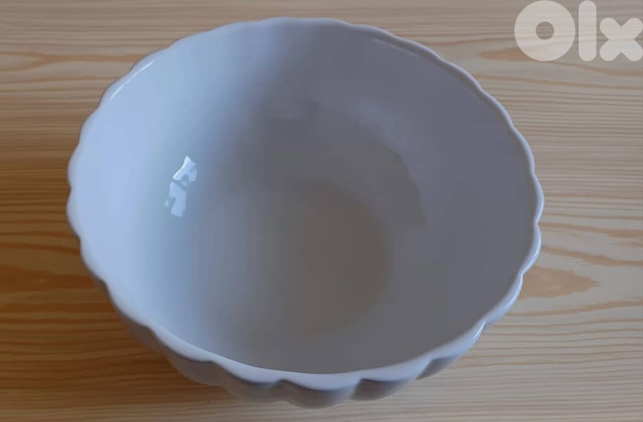 White ceramic fluted salad bowl 2