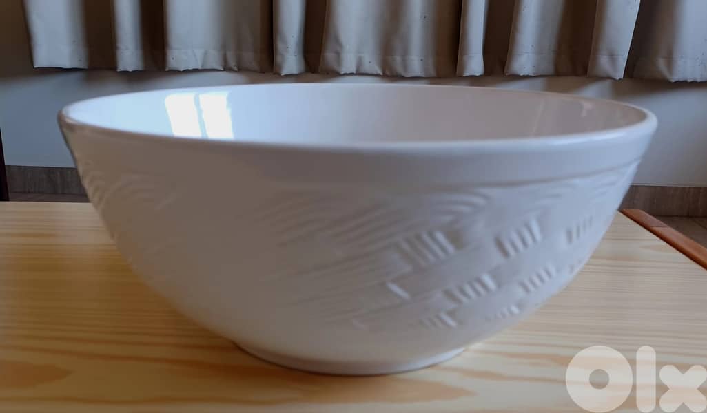 White ceramic salad bowl with basket-weave band 0