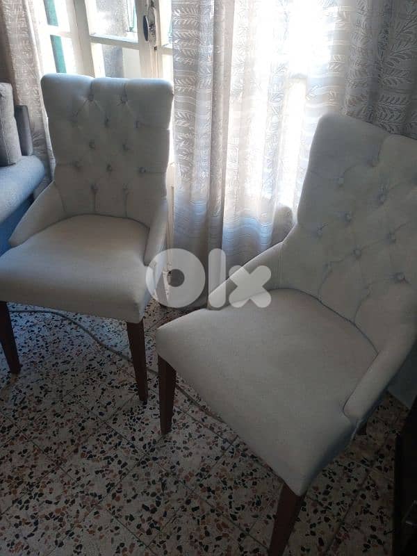 two chairs like new of white 0