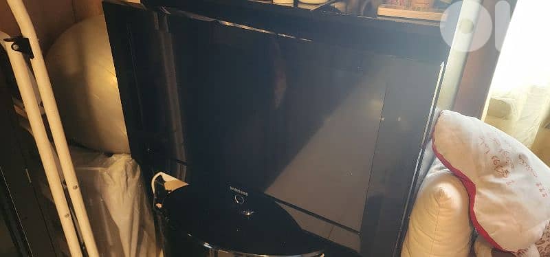 32" Samsung TV - good condition 1