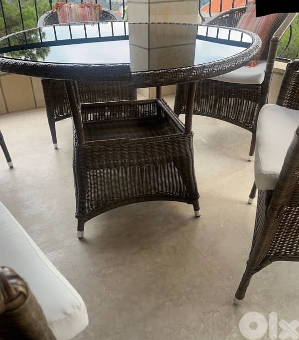 round table and chairs 2