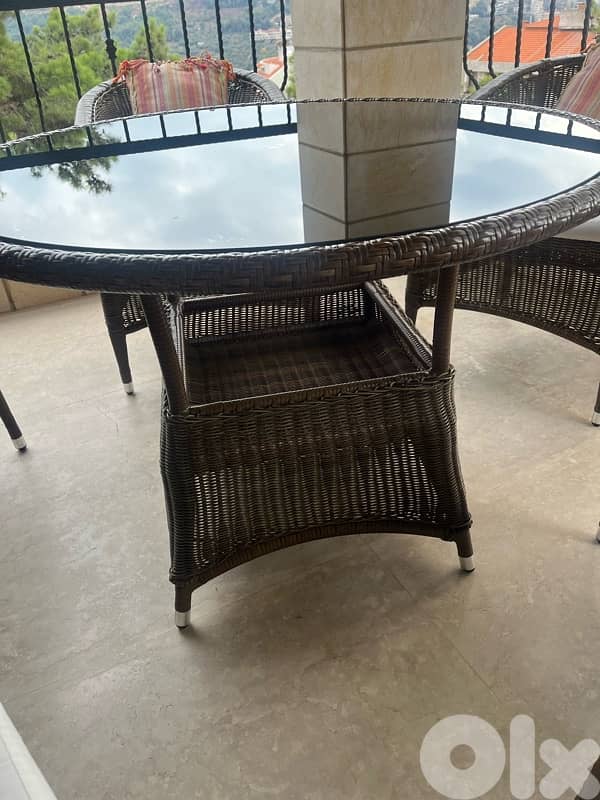 round table and chairs 3