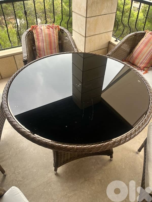 round table and chairs 4
