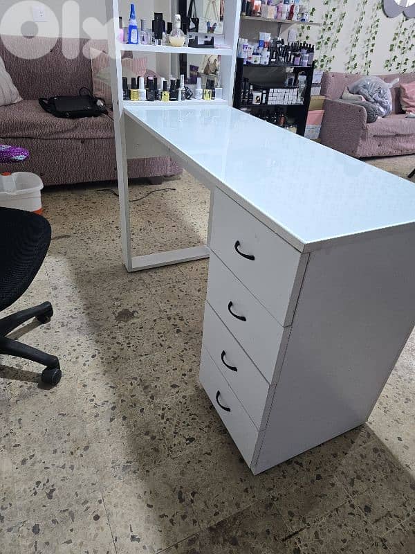 esthetic nail table 0