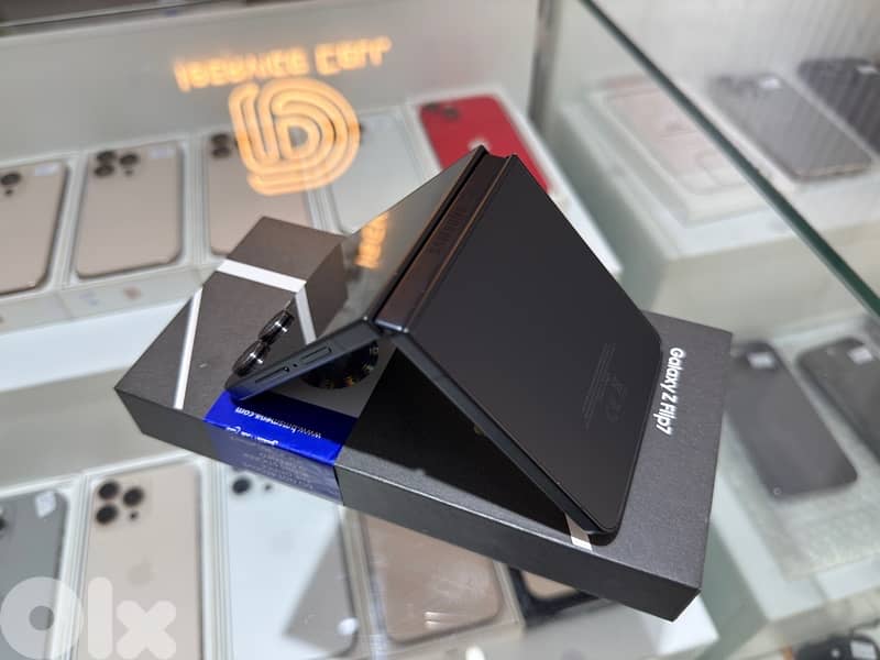 Available Samsung Z Flip 7 512Gb  Like New: - Mint Condition 2
