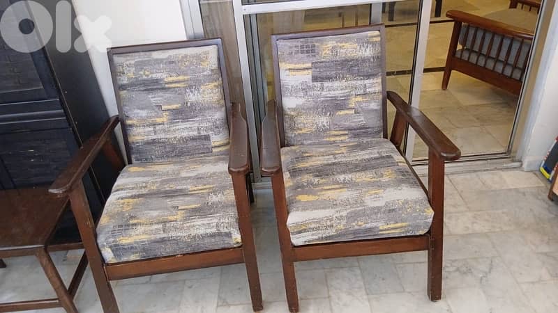 salon 3 seaters (2) + 2 single arm chairs + middle Table 3