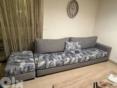 Sitting room L shape 5 pieces with 2 cushions in very good conditions.
