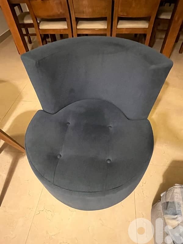Sitting room L shape 5 pieces with 2 cushions in very good conditions. 1