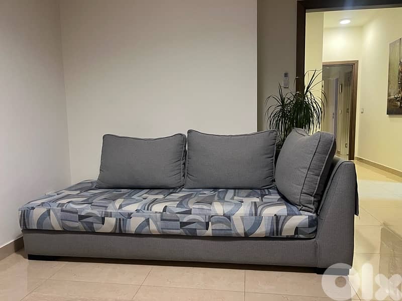 Sitting room L shape 5 pieces with 2 cushions in very good conditions. 2