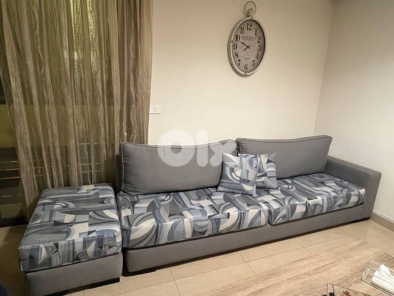 Sitting room L shape 5 pieces with 2 cushions in very good conditions. 3