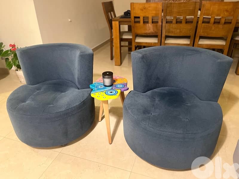 Sitting room L shape 5 pieces with 2 cushions in very good conditions. 4