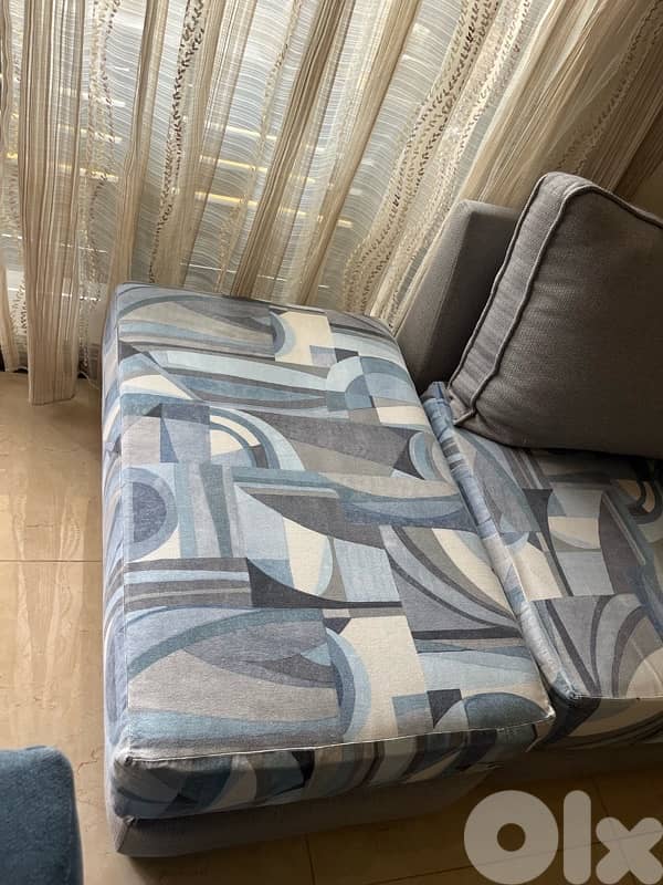 Sitting room L shape 5 pieces with 2 cushions in very good conditions. 5
