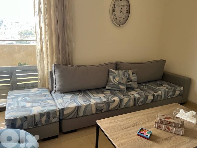 Sitting room L shape 5 pieces with 2 cushions in very good conditions. 6