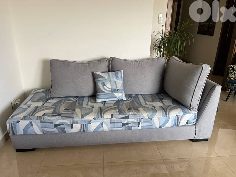 Sitting room L shape 5 pieces with 2 cushions in very good conditions. 10