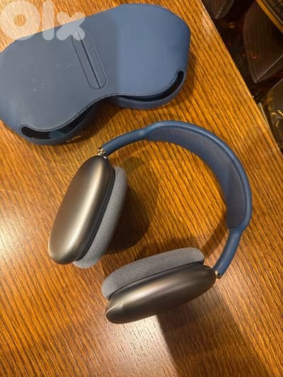 airpods max blue with case amazing condition