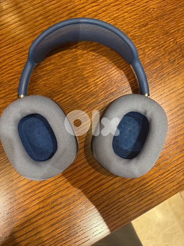 airpods max blue with case amazing condition 1
