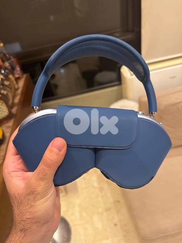 airpods max blue with case amazing condition 2