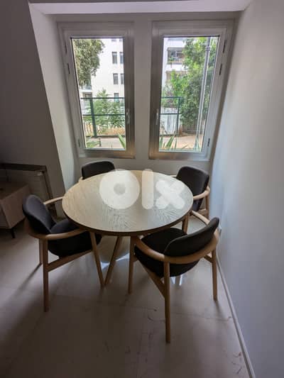 Dining table and 4 chairs