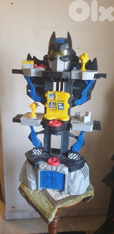 DC Comics CHH91 Batman Imaginext Transforming Batcave Playset 0